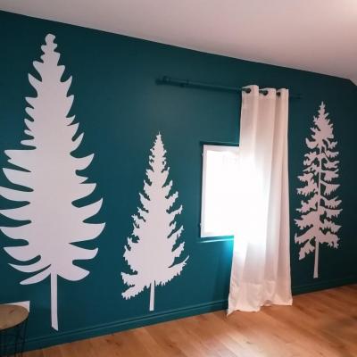 Stickers, décoration murale, thème forêt de sapins, couleurs au choix.